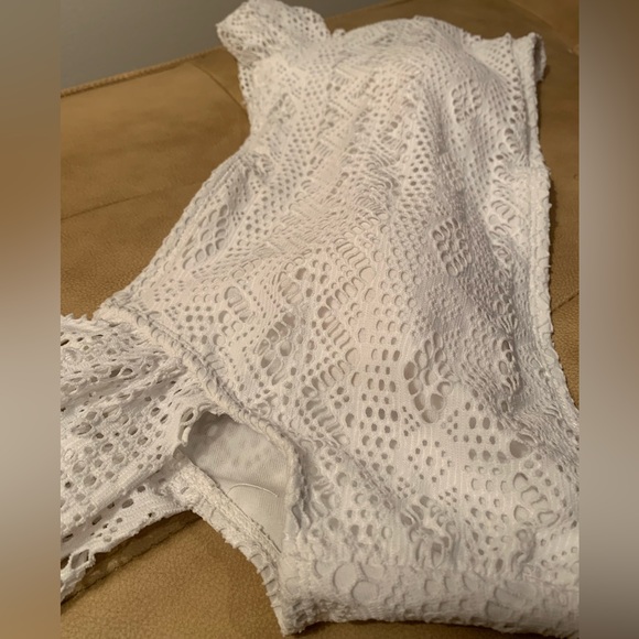 3/$20 No Boundaries Women’s White Crocheted Bikini Top - Size Large (11/13) - Picture 2 of 8